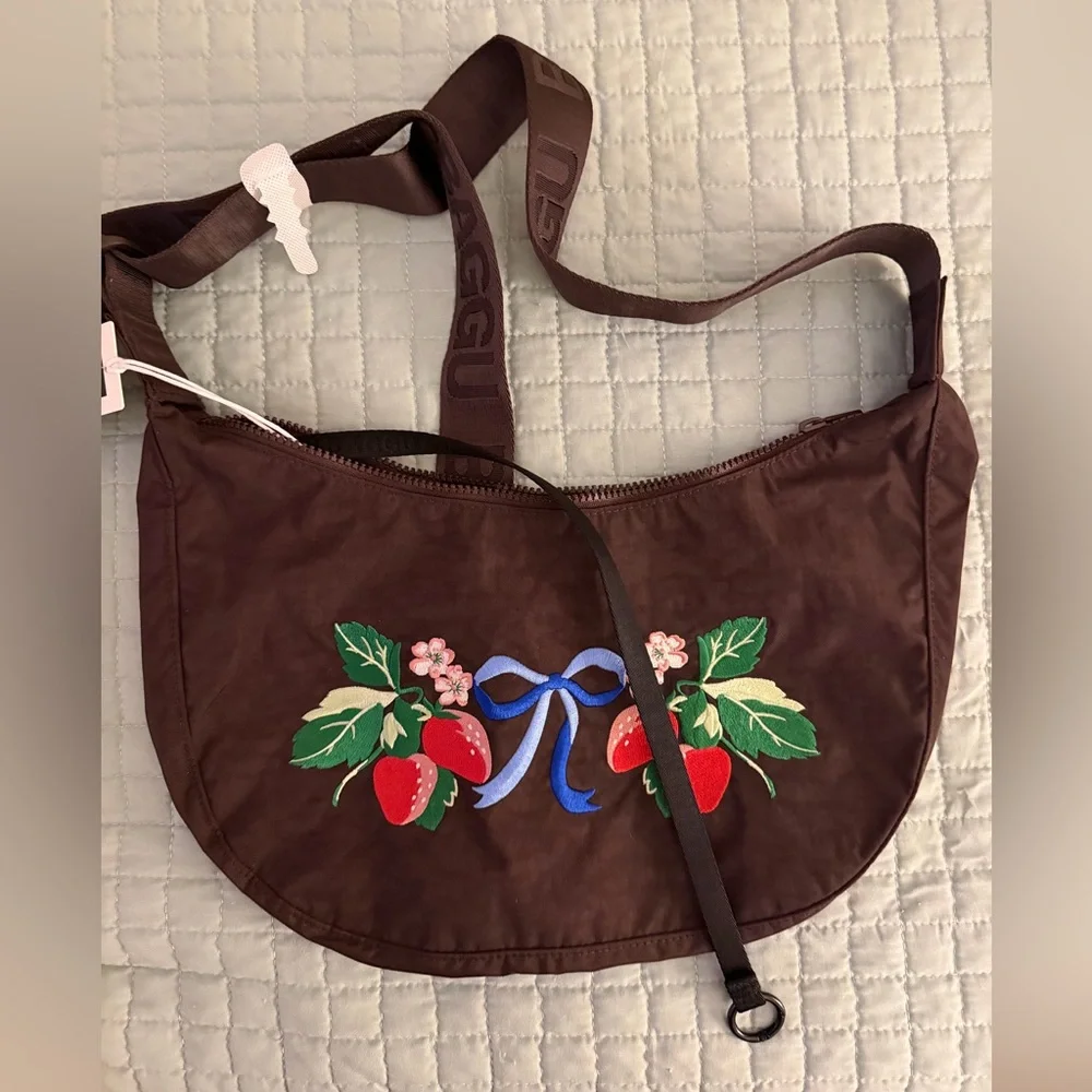 BAGGU Medium Nylon Crescent Embroidered Strawberry - Picture 4 of 6